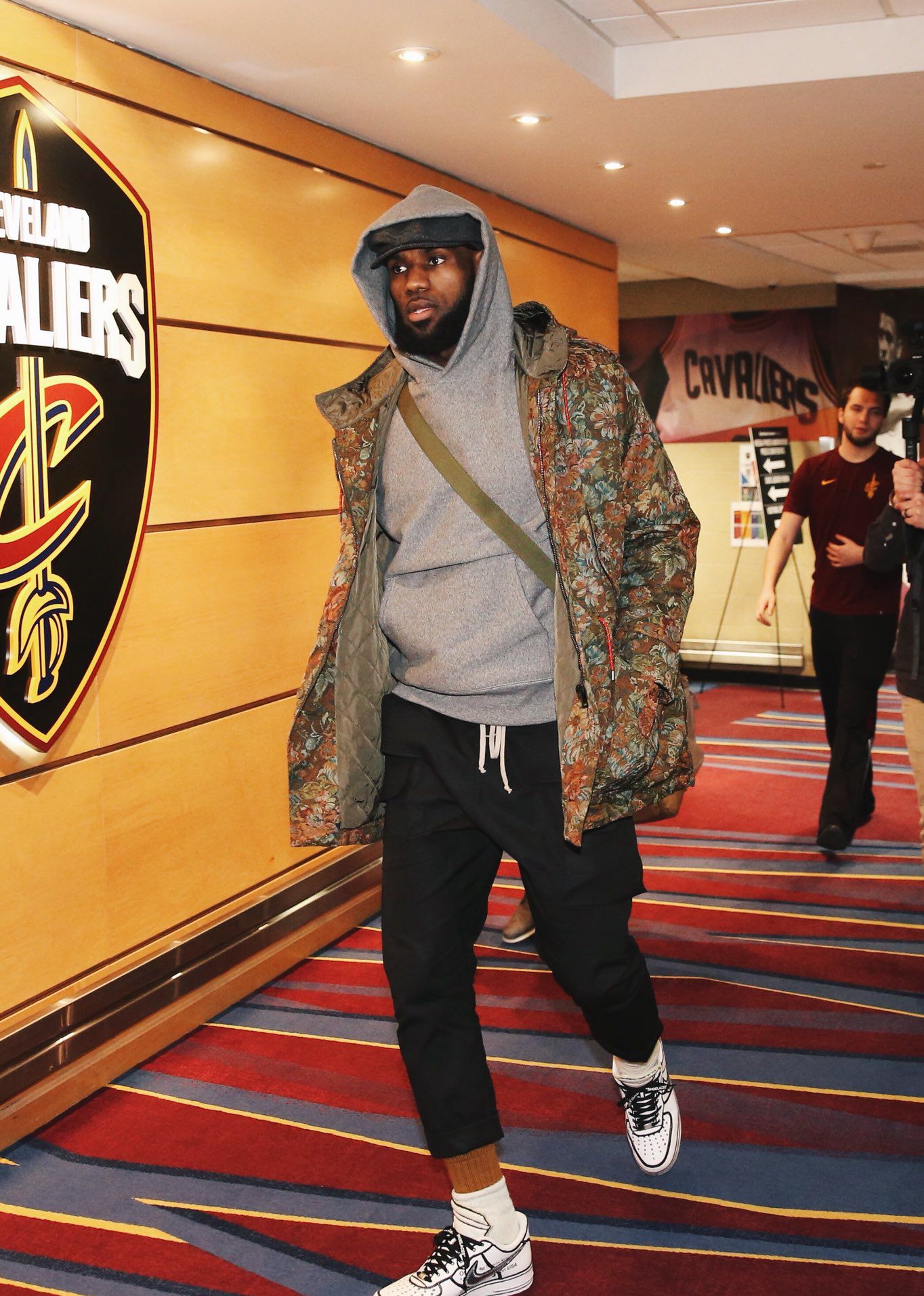 父亲：圣地亚哥从未讨论过离开的可能性，他在米兰很开心（父亲：圣地亚哥从未提及离队，他在米兰过得很开心）