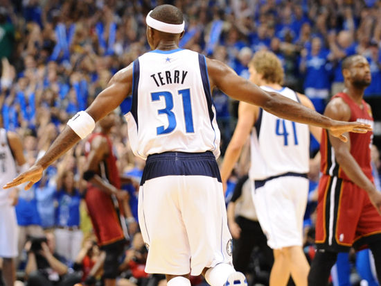 欧洲足球一夜疯狂：水晶宫绝杀，多特6轮不败，罗马爆冷（欧陆足坛今夜沸腾：水晶宫读秒绝杀，多特六轮不败，罗马爆冷失利）