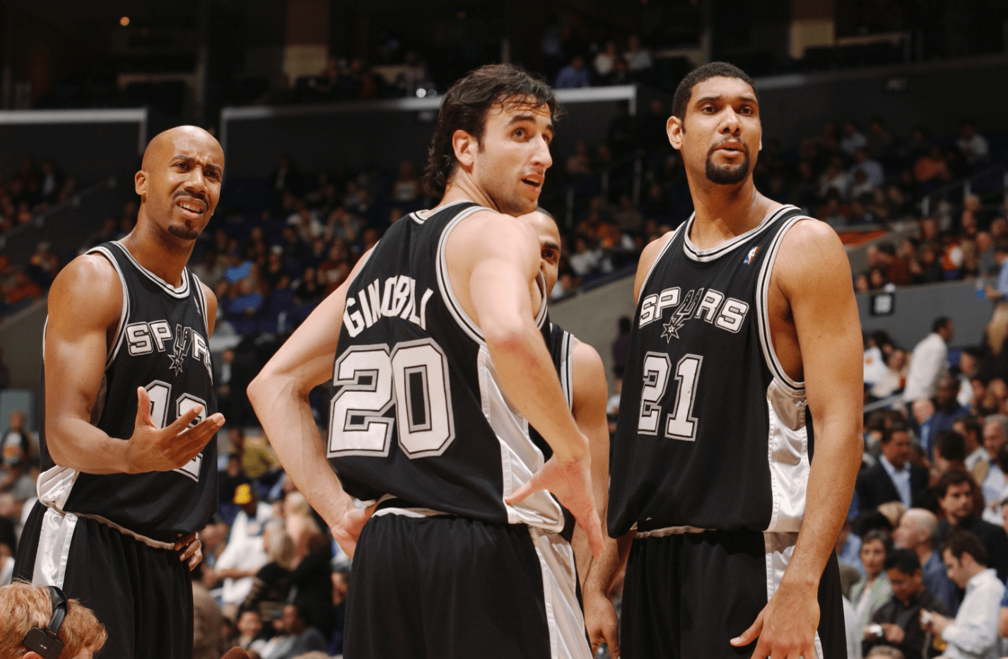 詹姆斯准三双 湖人客场带走胜利（詹姆斯准三双助湖人客场告捷）