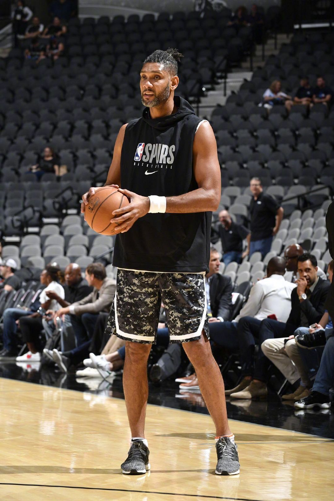 NBA：勇士主场狂胜灰熊 库里轰下45分（NBA：库里45分发飙，勇士主场大胜灰熊）