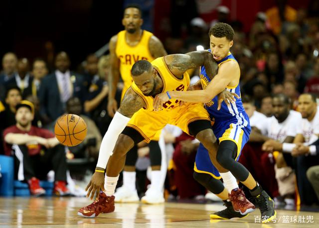 歌手：阿根廷跟巴西是宿敌没事！阿根廷可是有梅西！（歌手：阿根廷与巴西虽是宿敌，但有梅西坐镇不慌）