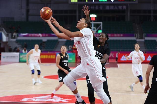 校领导亲自下场应战，他曾也是篮球少年（校领导亲自上场迎战，曾是篮球少年）