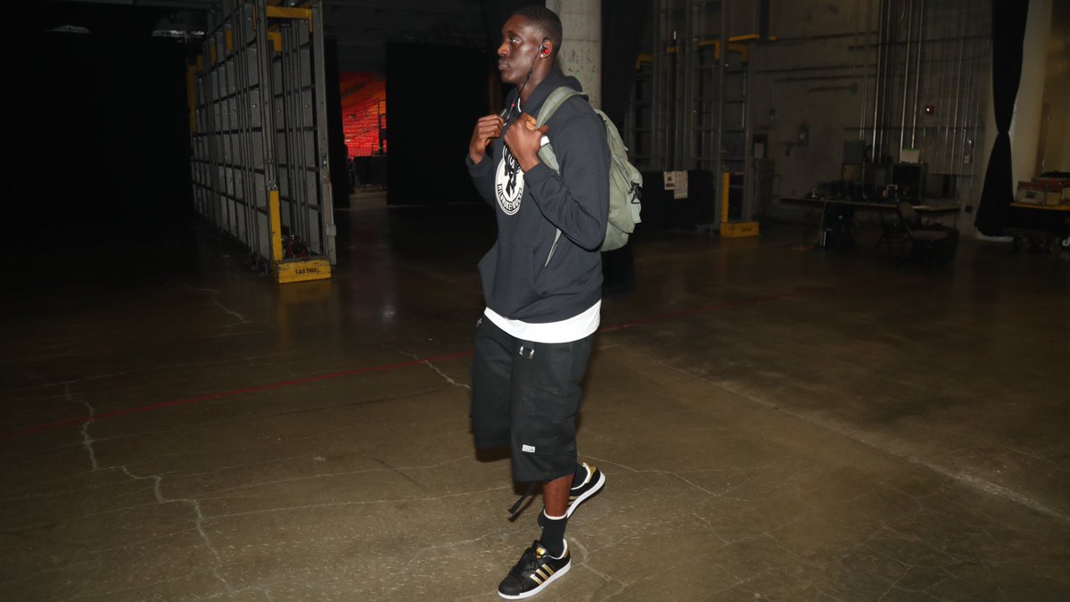 凌空斩世界波，王燊超当选中超官方第29轮最佳球员（世界波凌空破门，王燊超荣膺中超第29轮官方最佳球员）